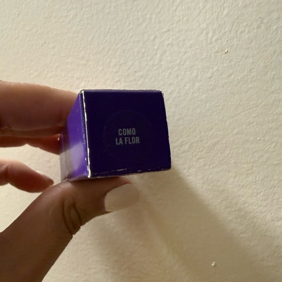 MAC | Selena Collab Lipstick in COMO LA FLOR 🌹 NIB - Picture 5 of 6